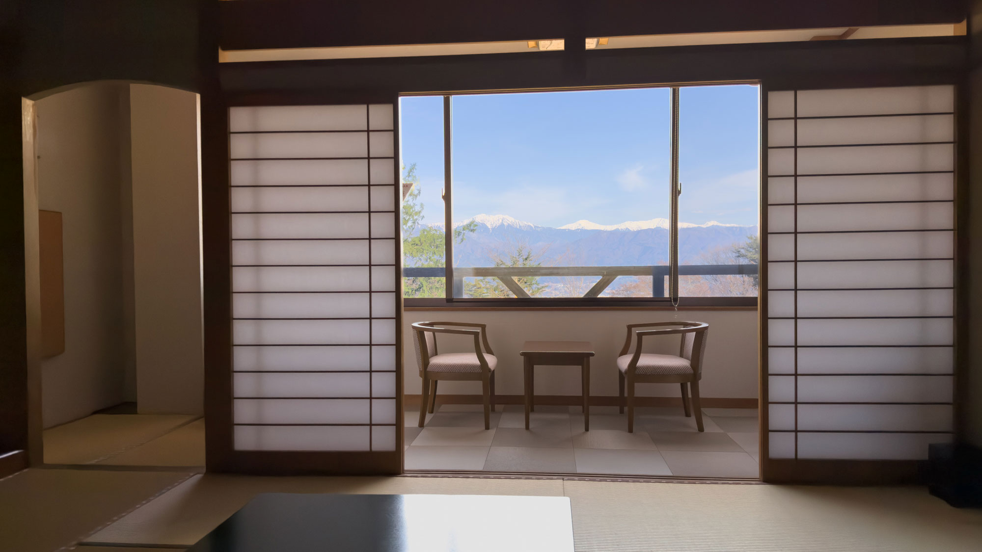  【仙の館】南アルプスの山並みを見渡す、ゆったり広めの和室です