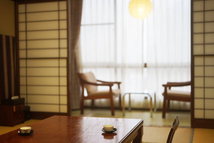【駒の館■民芸調和室10畳】広い窓の明るいお部屋