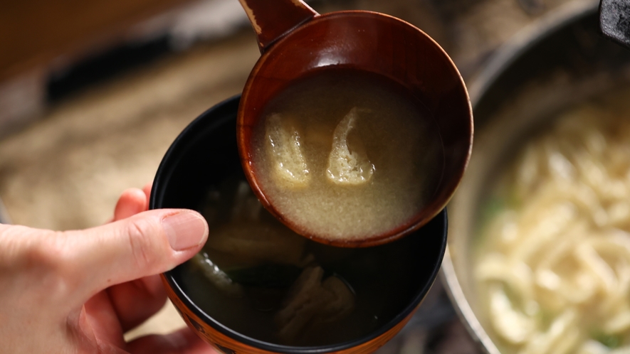 【朝食】温かい信州味噌のお味噌汁をどうぞ。