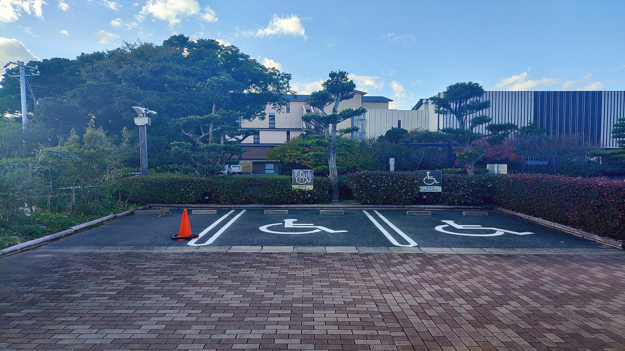 【身障者用駐車場】