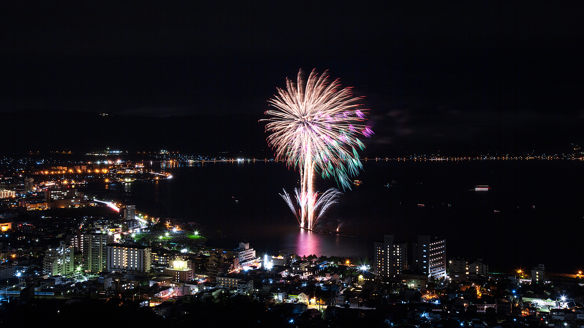 夏の風物詩 諏訪湖の花火　当館から諏訪湖まで車で約35分