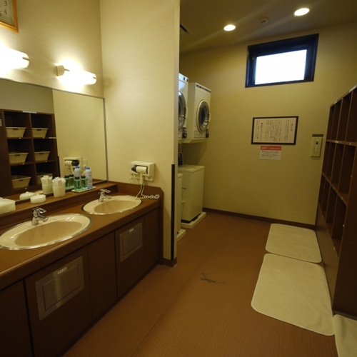 This is the changing room. Coin laundry facilities are also available.