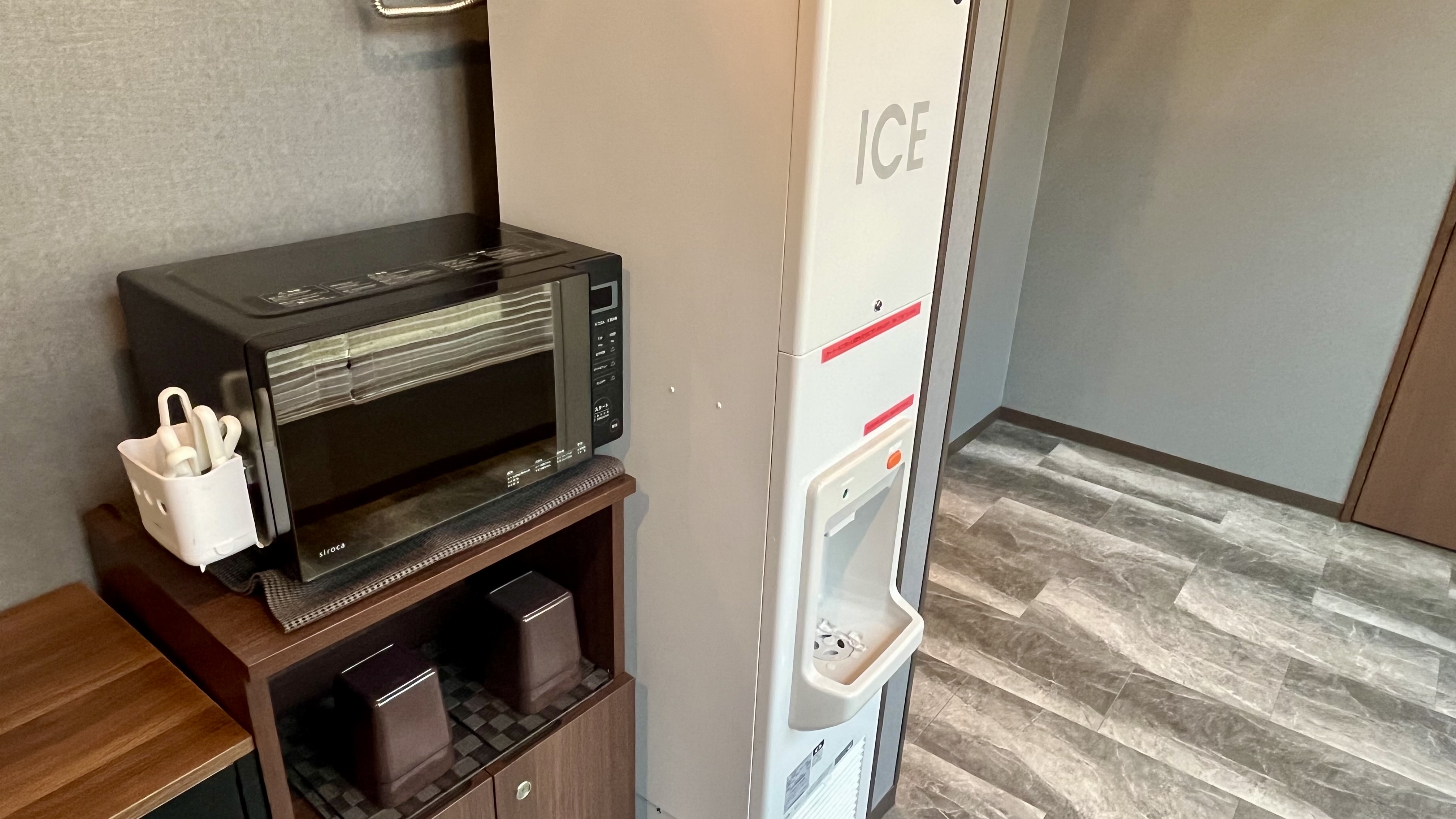 製氷機、電子レンジ