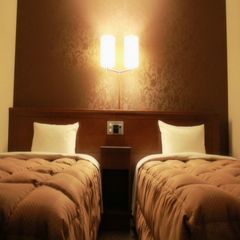 ベッド幅120×196cmのシングルベッドが２台ございますツインルーム。ベッドランプの灯りが快適な空