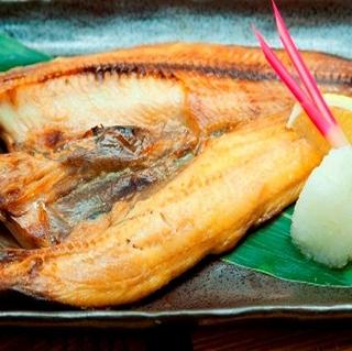 花々亭メニュー【縞ほっけ開き】。ザ・居酒屋で頼むナンバー①のお魚ではないでしょうか！？