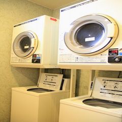 男性大浴場脱衣場に洗濯機・乾燥機が各２台、女性大浴場脱衣場に各１台ございます。