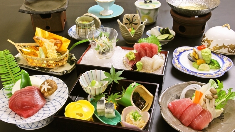 【まぐろづくし会席】紀州勝浦産「生まぐろ」を贅沢に使った多彩なまぐろ料理をお楽しみください。