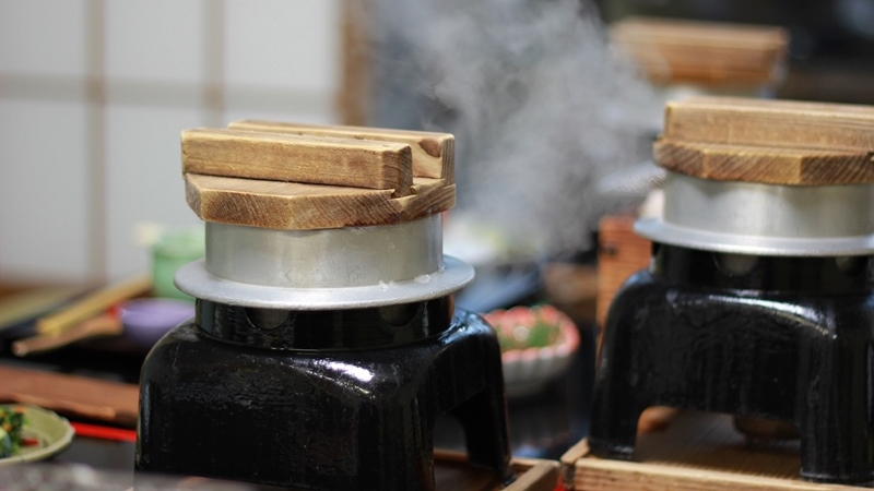 【朝食のみ】炊き立ての釜炊きご飯が好評！落ち着きのある食事処でこだわり朝食をお召し上がりください。