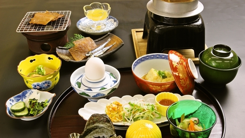 【朝食のみ】炊き立ての釜炊きご飯が好評！落ち着きのある食事処でこだわり朝食をお召し上がりください。