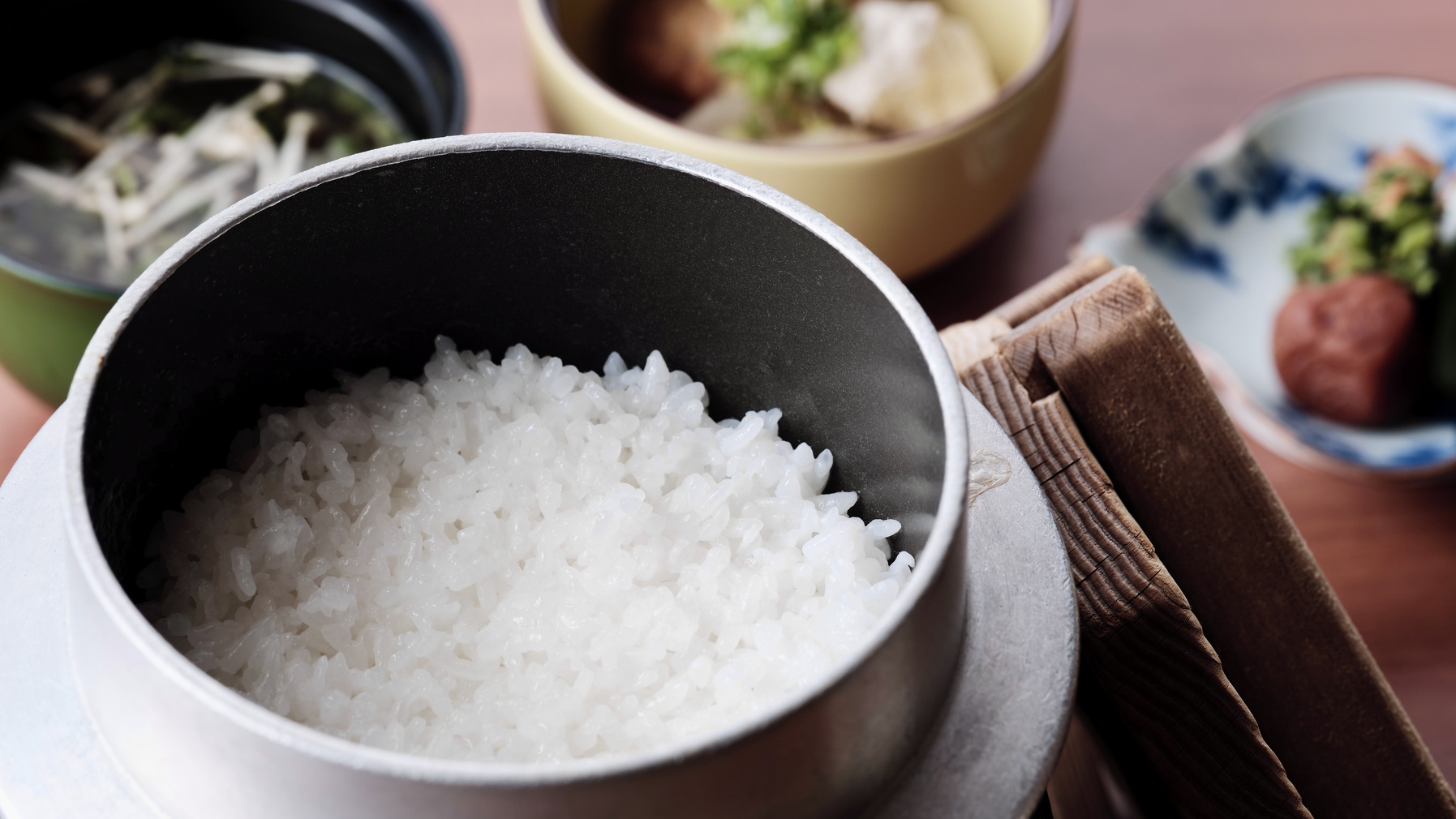 【朝食】お一人様に一つずつ専用の釜で炊き上げるご飯は、お客様からご好評をいただいております。