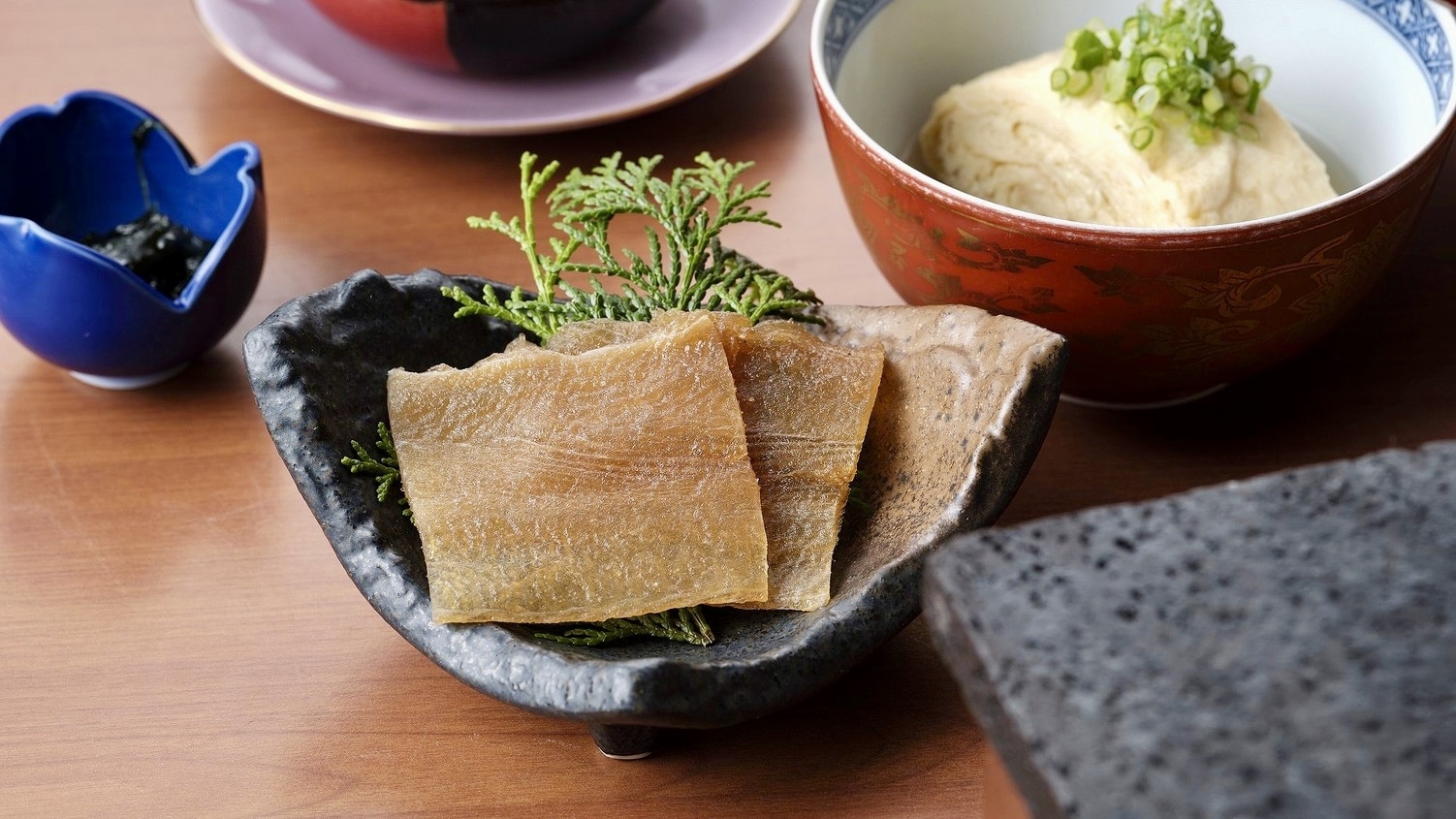 【朝食のみ】炊き立ての釜炊きご飯が好評！落ち着きのある食事処でこだわり朝食をお召し上がりください。