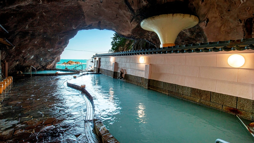 【 大洞窟温泉（忘帰洞）】当館に宿泊のお客様はホテル浦島の温泉も無料でご利用いただけます。