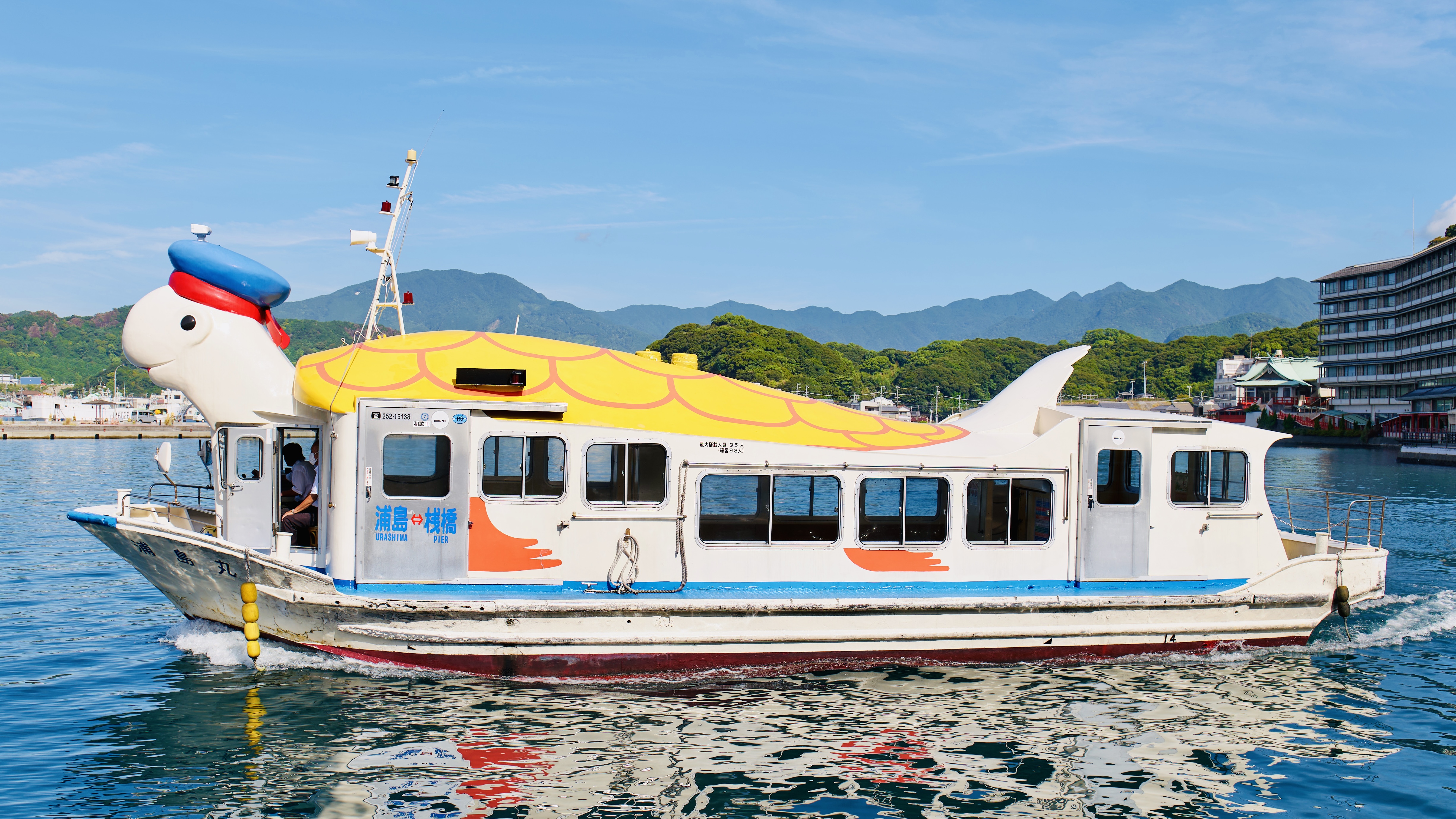 【ホテル浦島】当館の玄関前から送迎船（無料）に乗って、約5分で到着します。