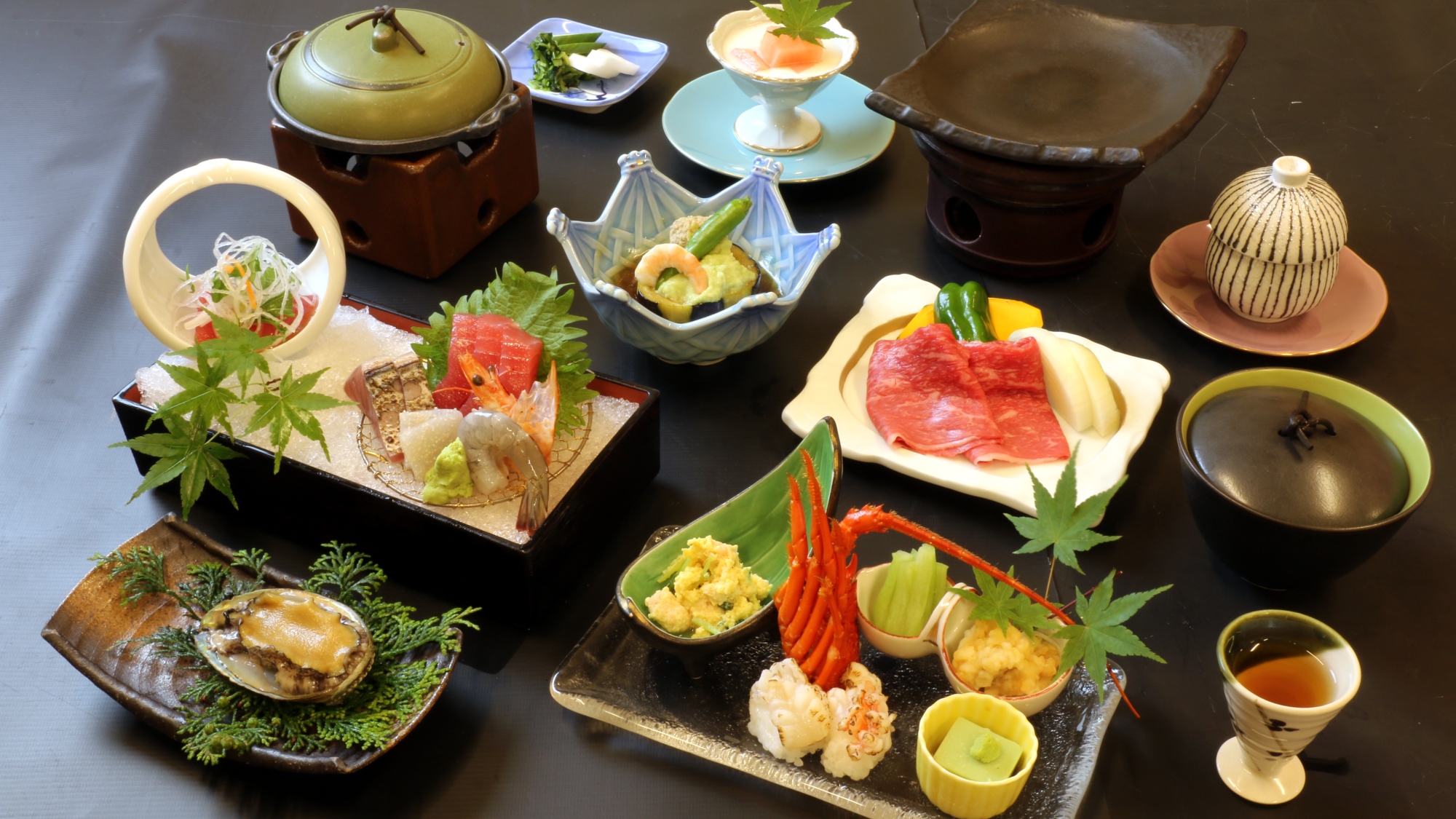 【量より質／美味少量会席（一例）】勝浦漁港で水揚げされた生まぐろと厳選した旬の食材を少しずつ贅沢に。