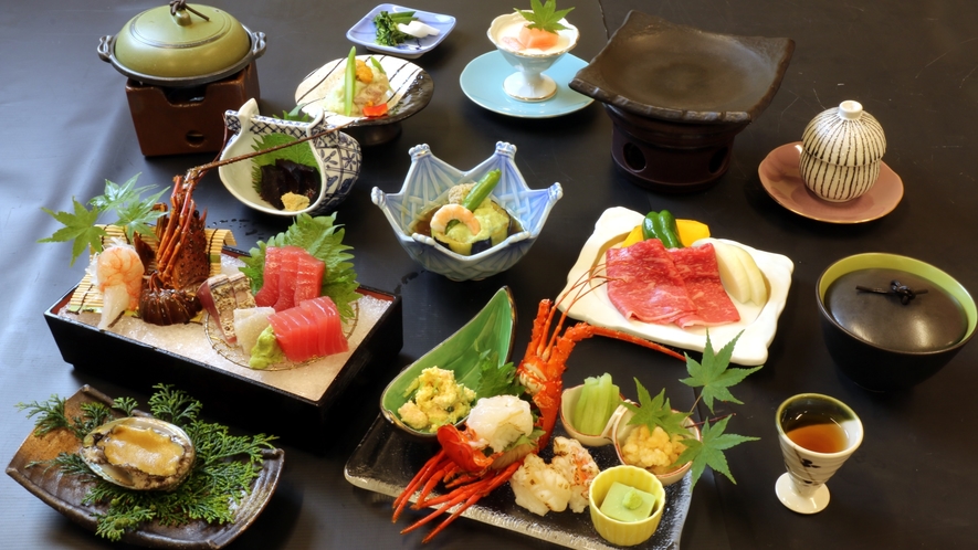 【豪華会席】高級食材（伊勢海老・鯨・鮑）と選べる一品（生まぐろor熊野牛）をご堪能ください。