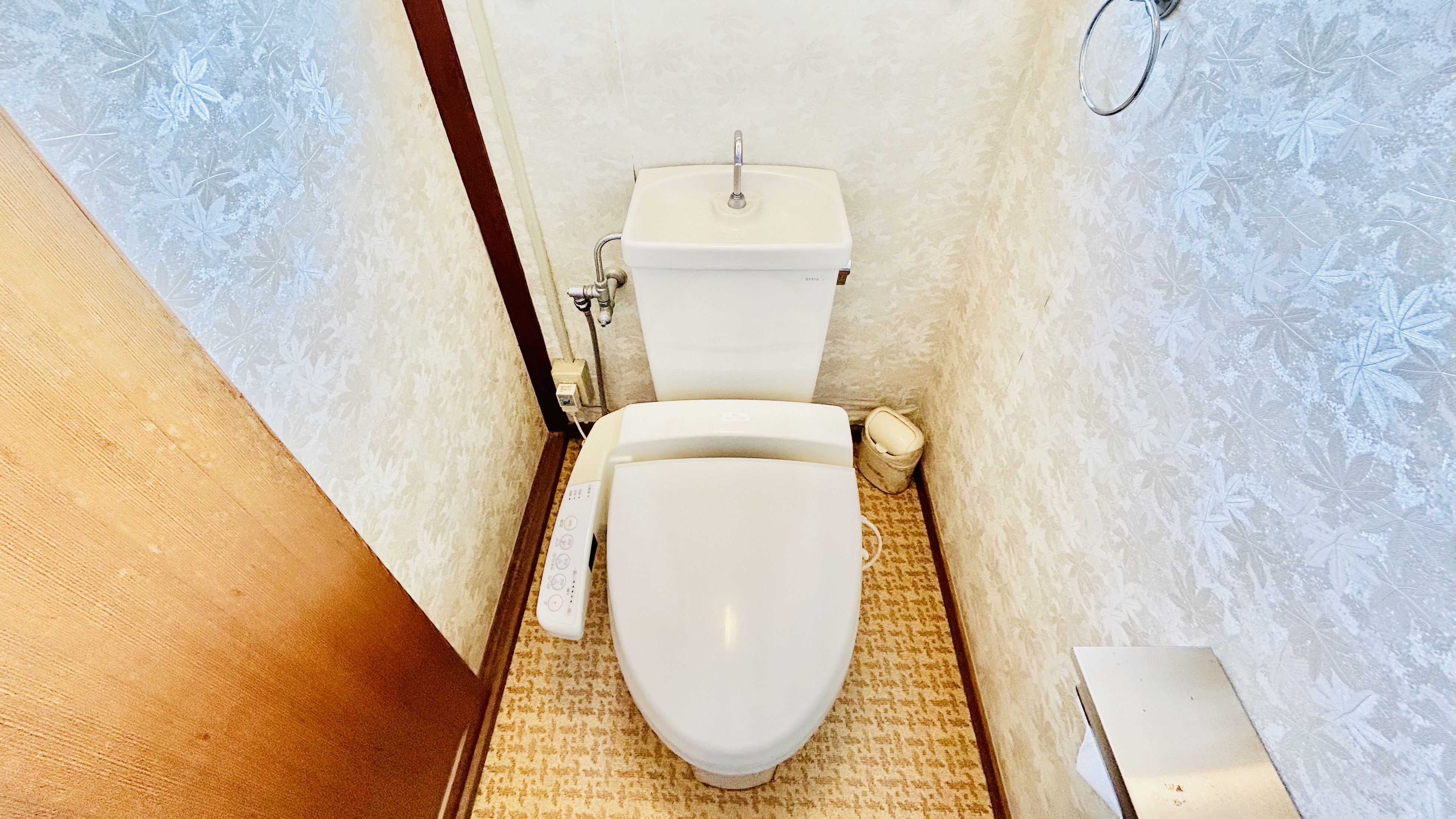 【6畳和室】独立したセパレートタイプのトイレです。