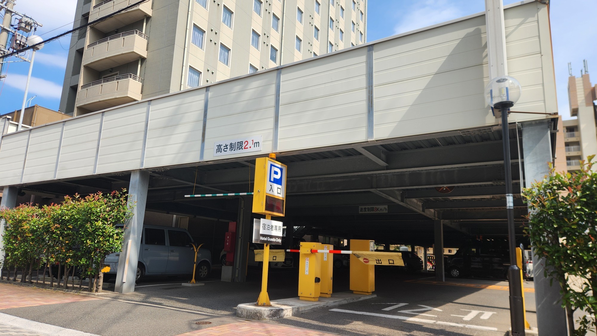 駐車場裏側　建物