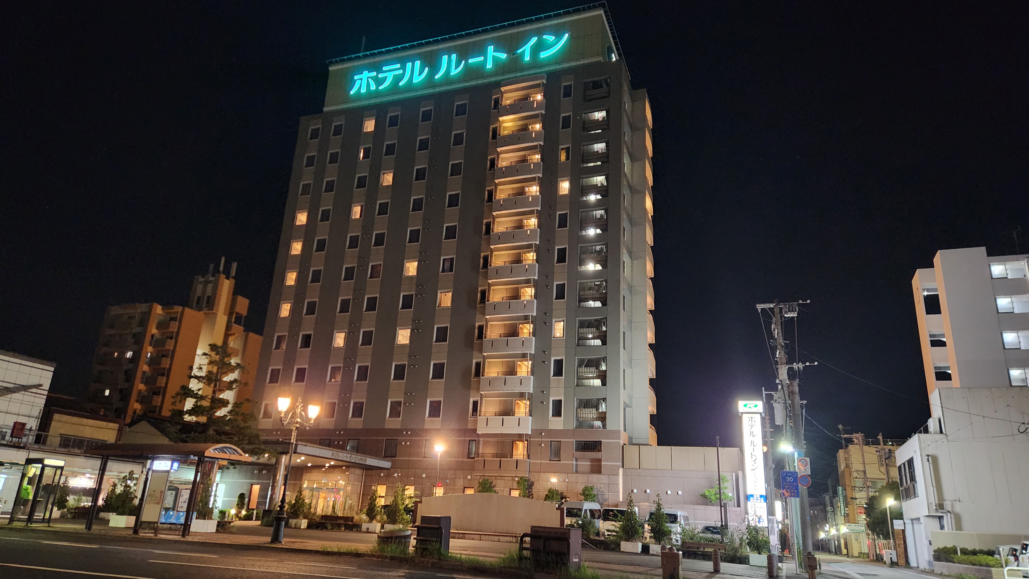 ホテル外観（夜）