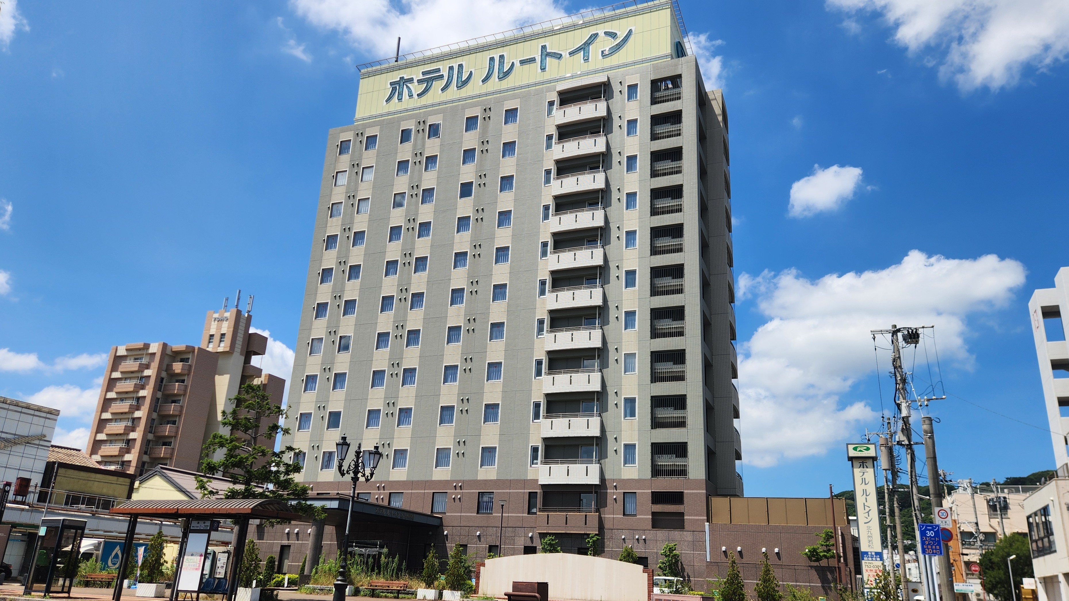 ホテル外観（昼）