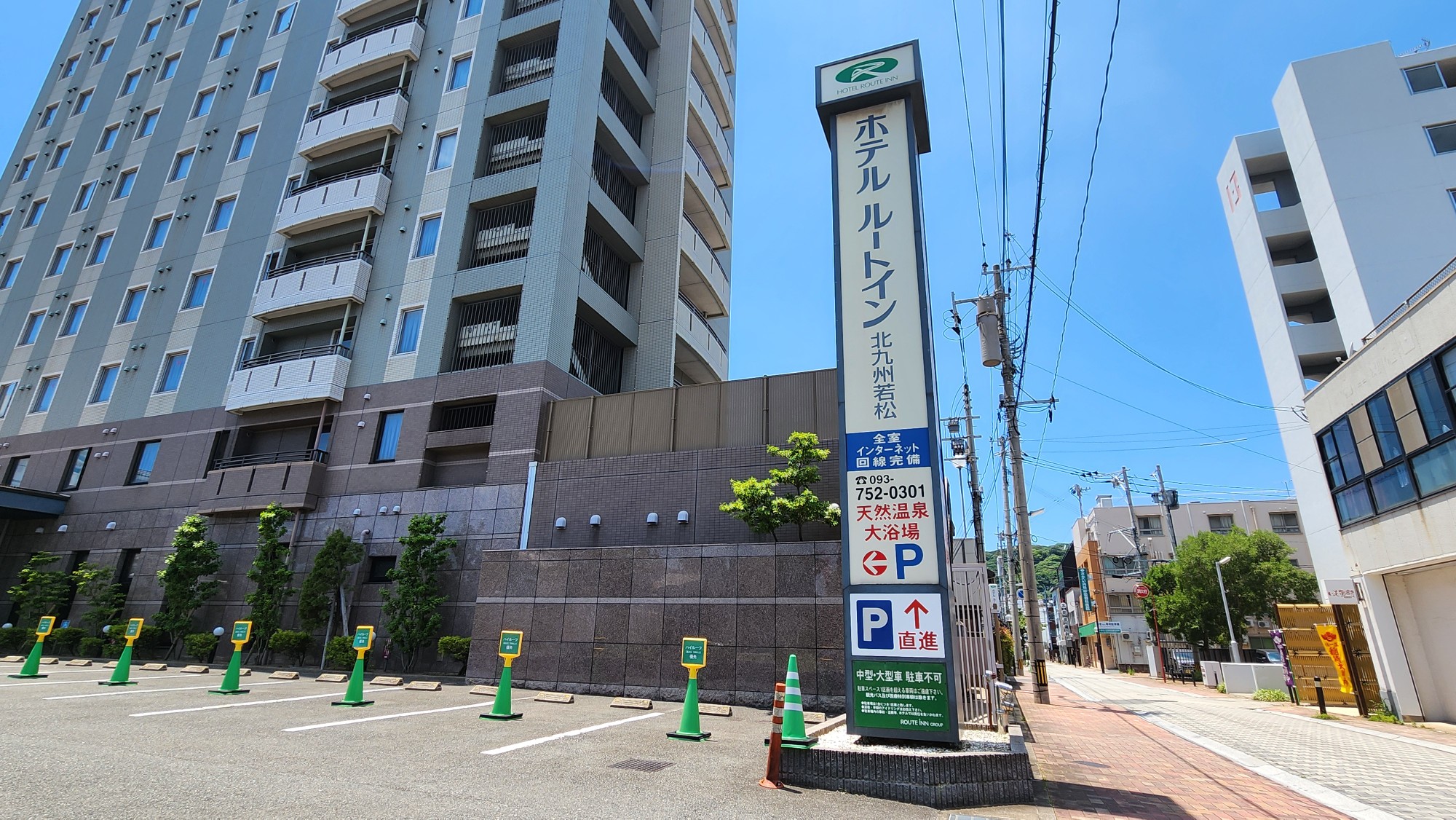 駐車場（案内　奥：自走式立体、手前：正面）