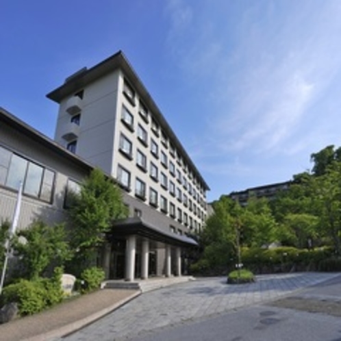 ホテル外観　那須高原の森の中に佇むリゾートホテル