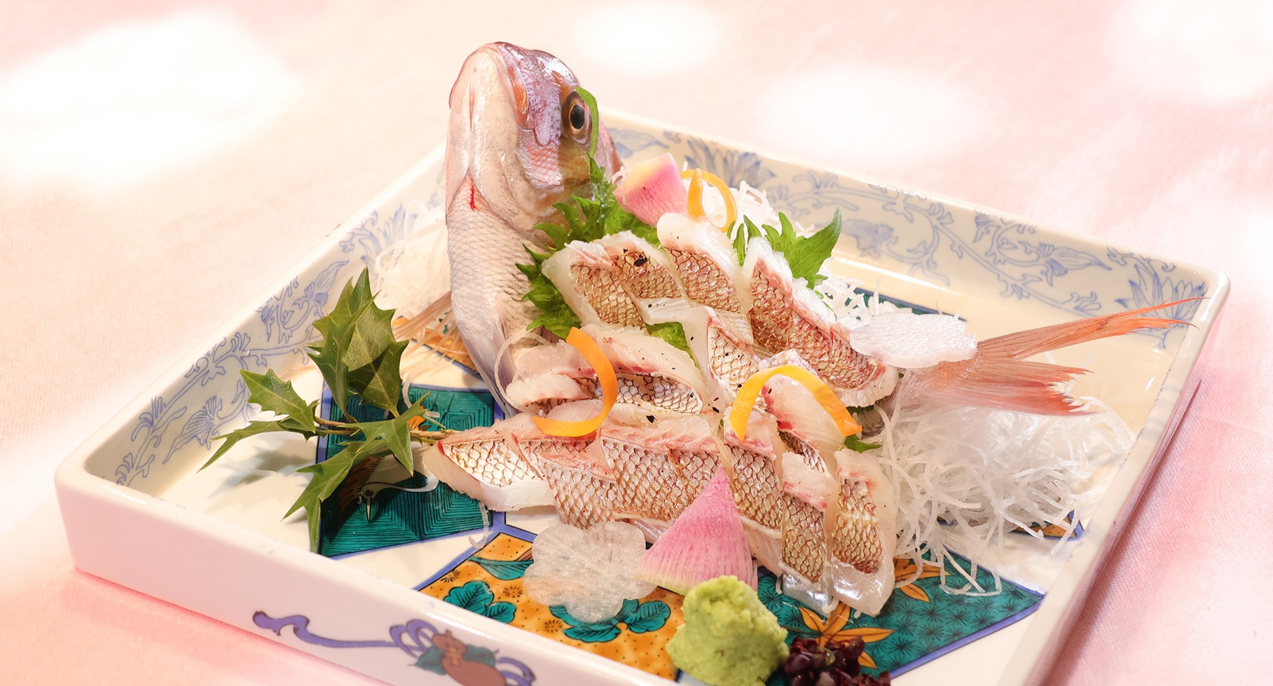 春を告げる桜鯛の姿造り。季節限定プランでお愉しみください。