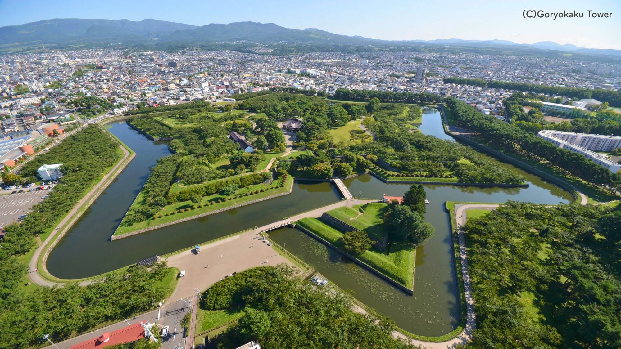 【夏の五稜郭公園】お車約60分。生命力あふれる緑の星形。夏の五稜郭は、清々しい散策を楽しめます。