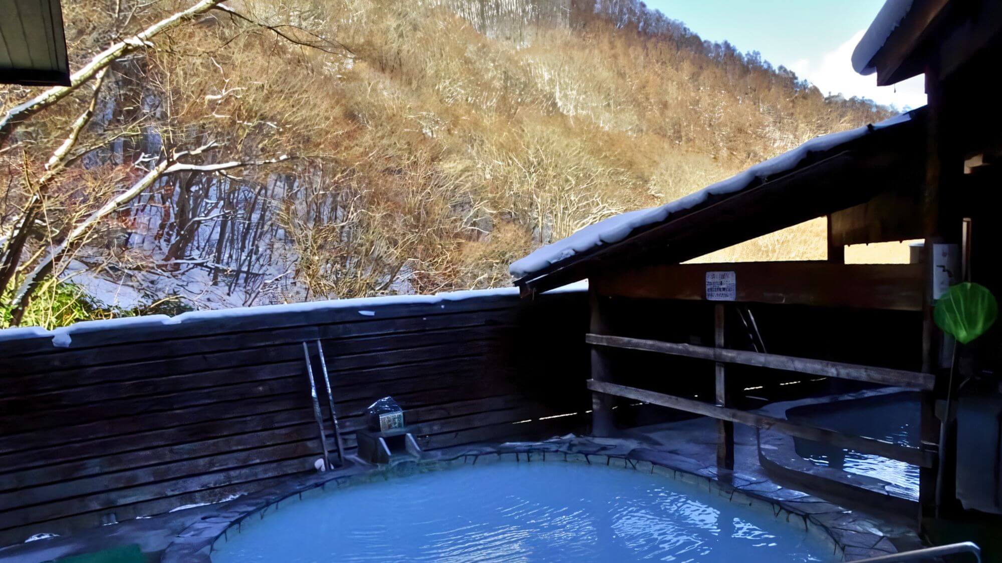 【1F硫黄泉・露天風呂】雪景色に映える露天風呂。澄んだ冬の空気と、湯上がりの心地よさをご堪能ください