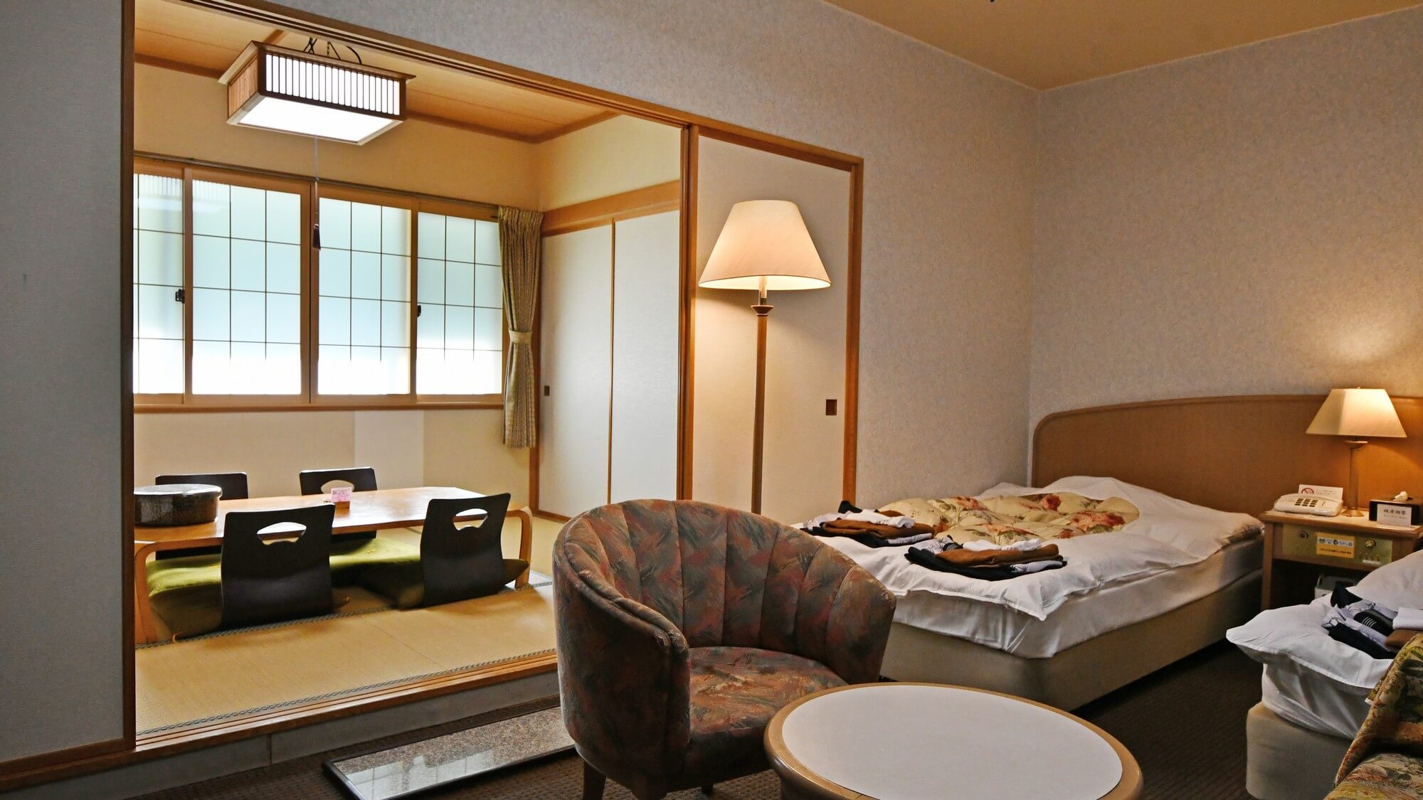 【和洋特別室】広々とした二間続きのお部屋です。ソファーセットでお寛ぎください。