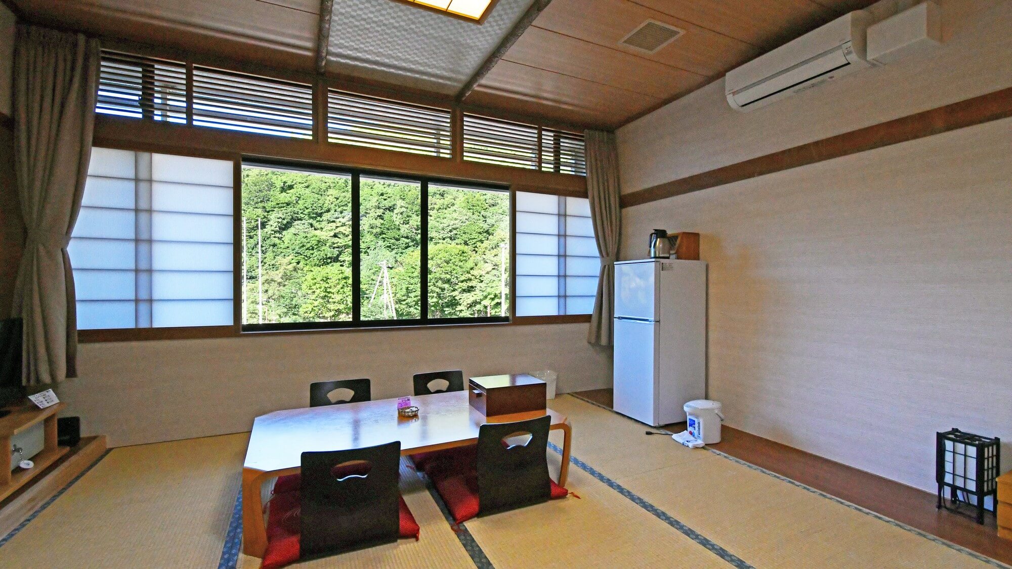 【ゆったり和室さざなみ】17.5畳の広々空間。大きな窓からは、豊かな自然の景色が眺められます。