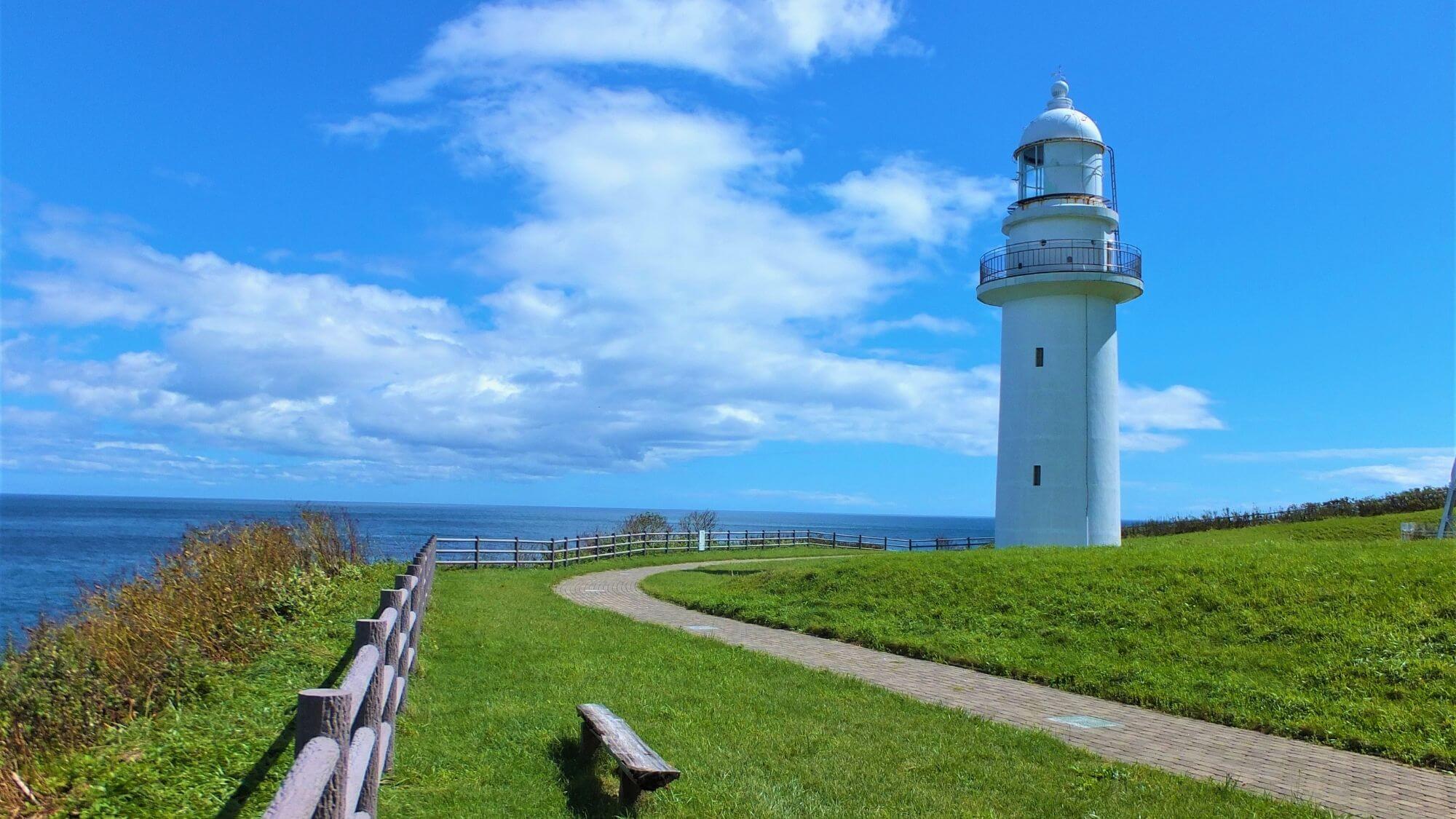 【恵山岬灯台公園】青い海と空、白い灯台のコントラスト。恵山岬から望む絶景は旅の思い出にぴったり。