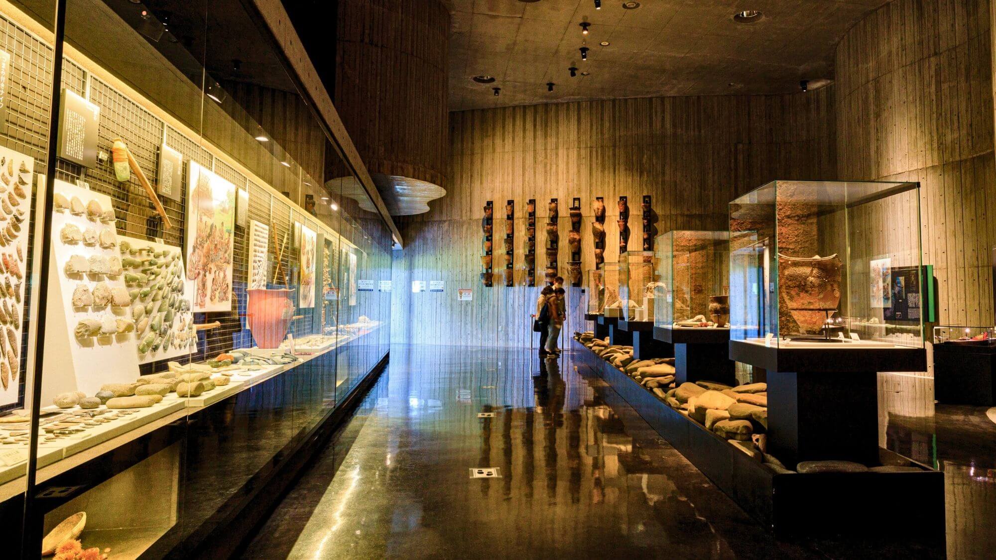 【函館市縄文文化交流センター】当館より車で5分。土器や土偶の展示で、太古のロマンを感じてみませんか？