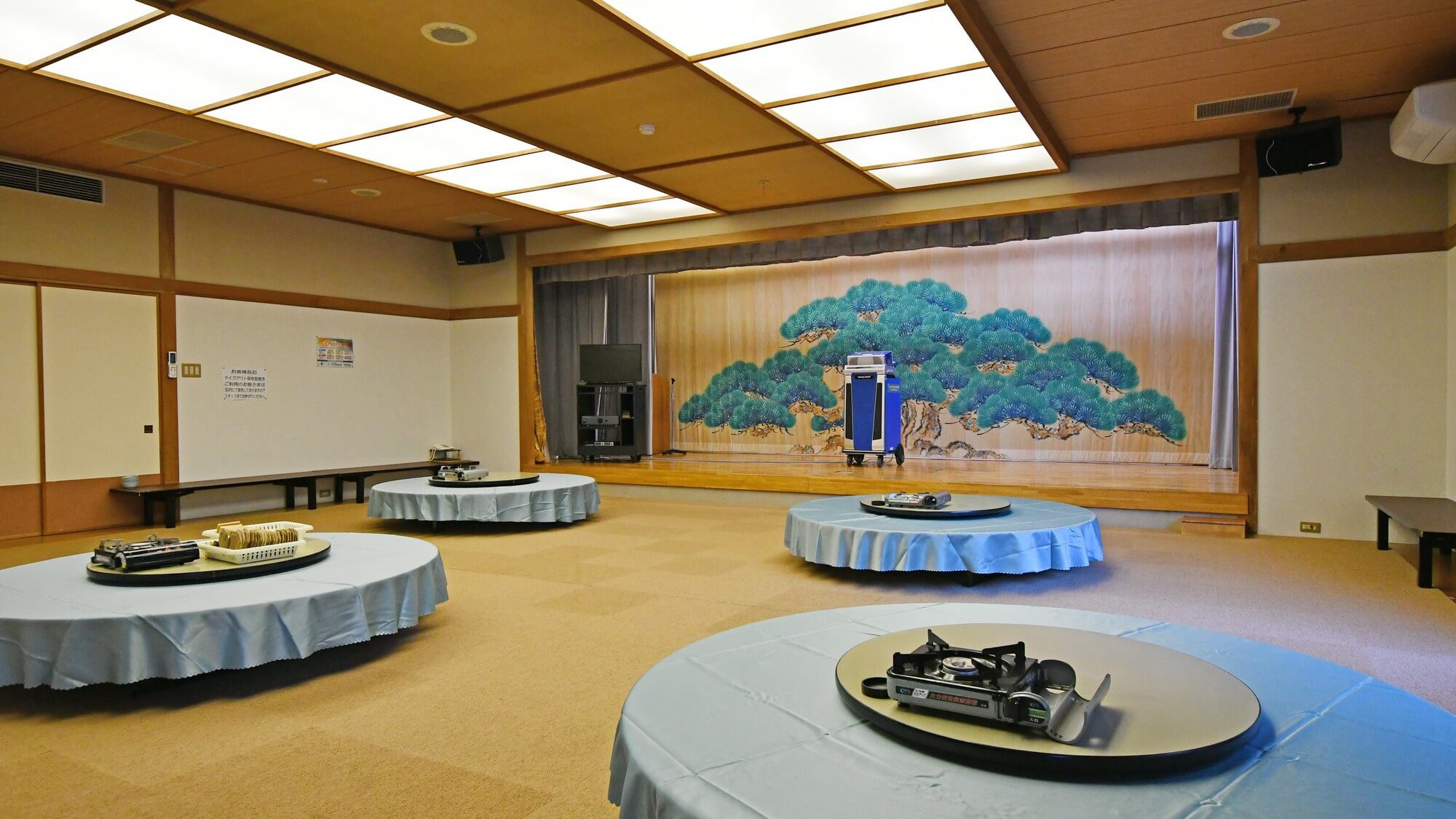 【宴会場】約80名様までご利用頂ける大広間に、10名様程度の中広間もございます。