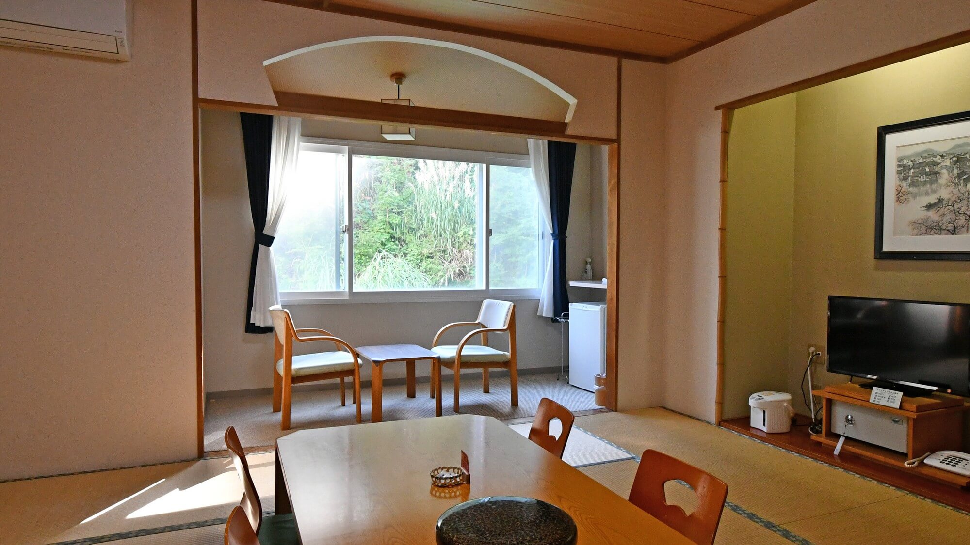 【基本和室】畳の香りに癒される10畳和室。広縁の大きな窓からは、豊かな自然の景色が眺められます。