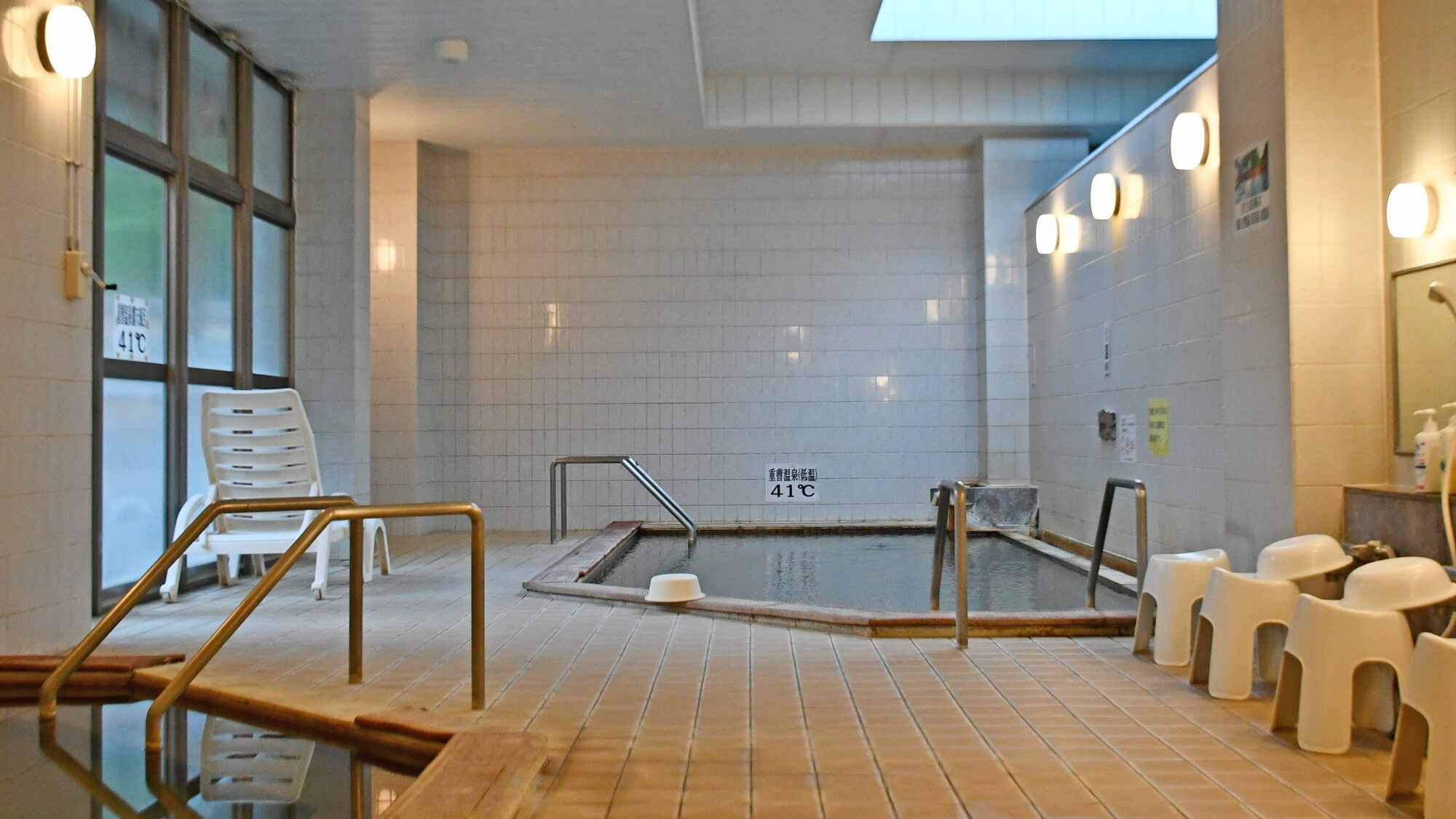 【2F重曹泉・内風呂】熱め・温め、2つの温度で美肌の湯を満喫。