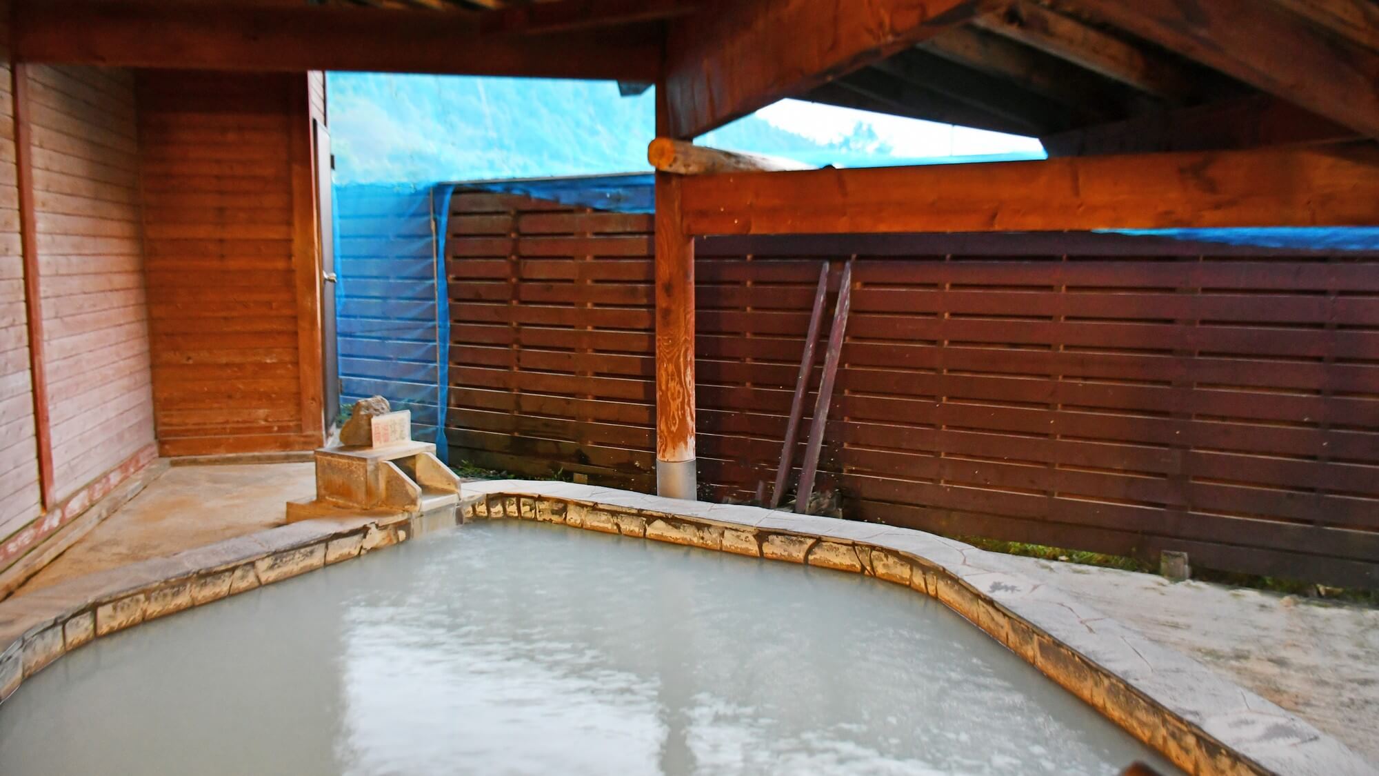 【1F硫黄泉・露天風呂】道南では珍しい乳白色の硫黄泉で、お肌もツルツルに！