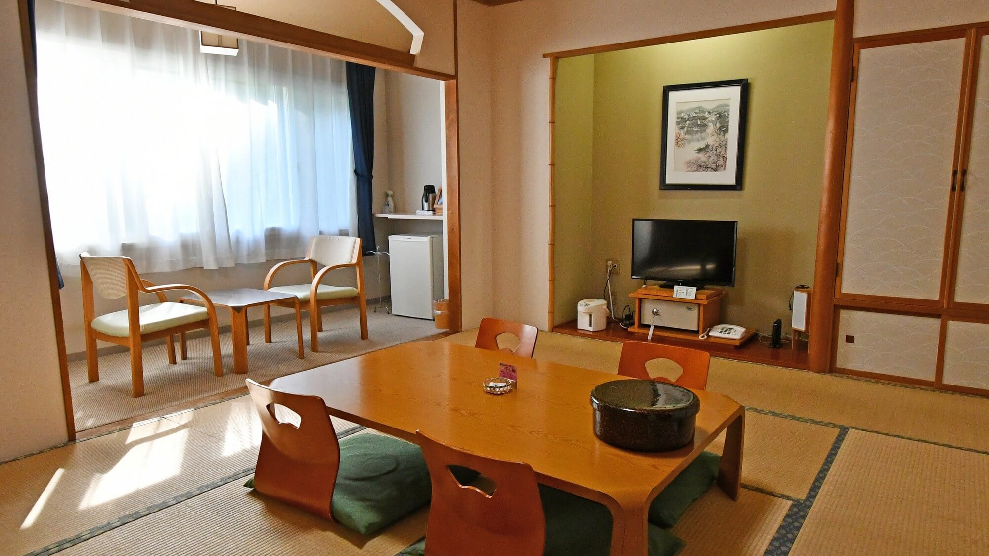 【基本和室】畳の香りに癒される10畳和室。シンプルな造りで、ご家族やグループでの滞在に最適です。