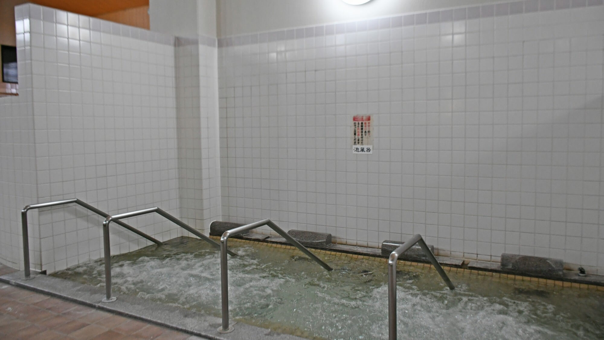 【1F重曹泉・内風呂】心地よい水流に包まれるジャグジーバス。旅の疲れをほぐしリラックス。