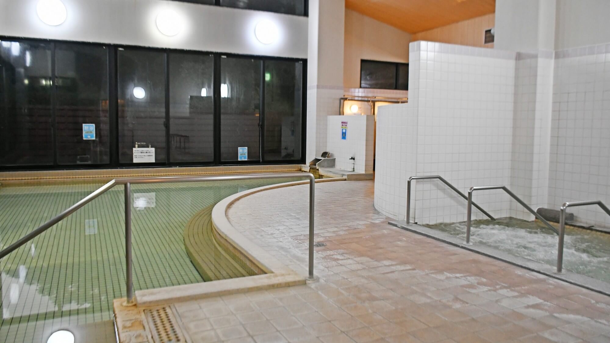 【1F重曹泉・内風呂】まるで化粧水のような美肌の湯。サラリとした湯触りで体の芯から温まります。