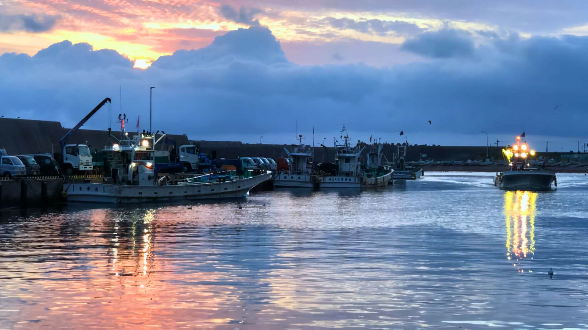 【南茅部の漁港】四季折々に様々な魚種が集まる格好の漁場。豊富な海産物に恵まれています。