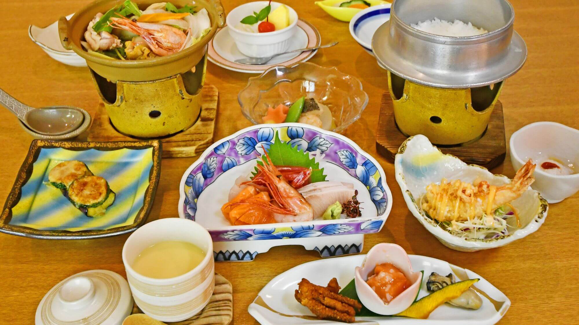 【海の幸満喫プラン】獲れたて新鮮な海の幸が主役。刺身好きにはたまらない、豪華5点盛り付きコースです。