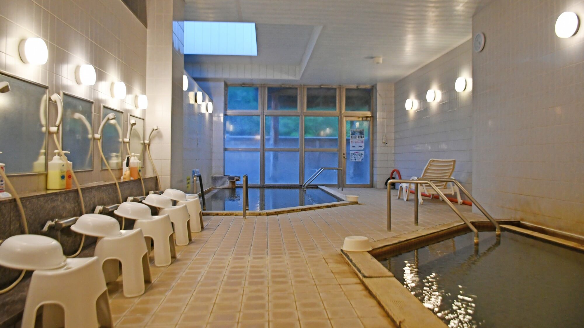 【2F重曹泉・内風呂】美肌効果があり、サラリとした湯触りで体の芯から温まります。