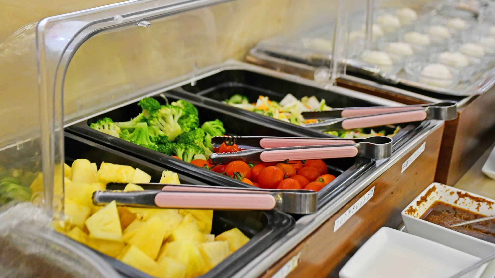 【朝食バイキング】一日の元気は朝食から！サラダにフルーツ、温泉卵も豊富にご用意。