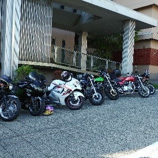 バイク整列！写真左には屋根付き駐車場があります