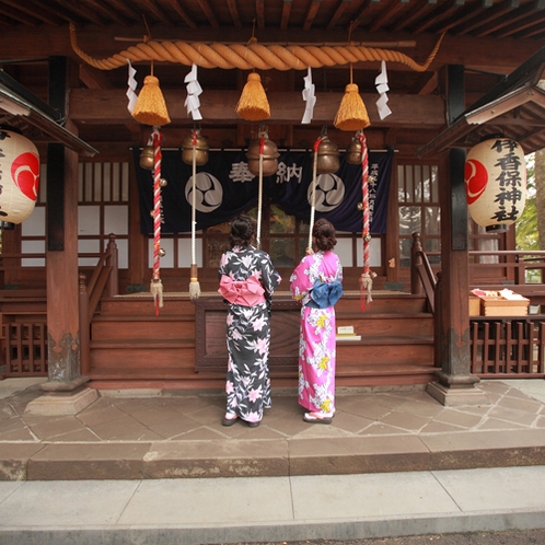 【伊香保神社】当館より徒歩15分程度。石段を登りきると上野国三宮の伊香保神社がありまます。