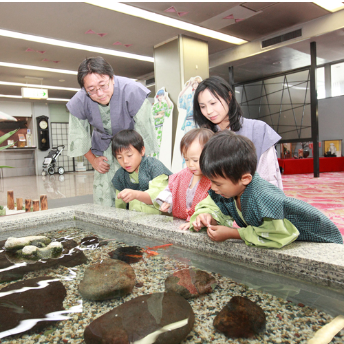 ロビーの金魚はお子様に大人気！