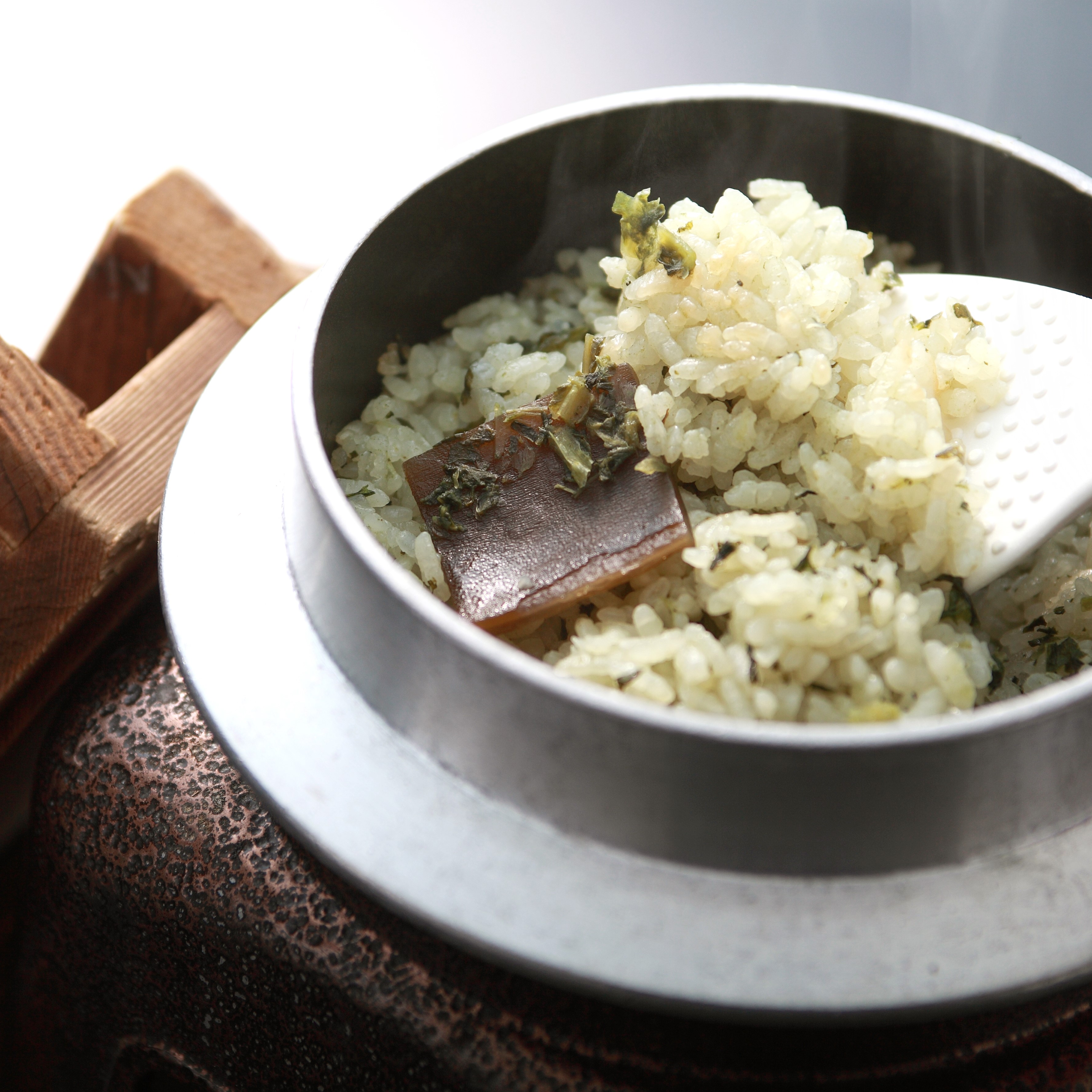 糖質控えめ♪　当館オリジナル桑の葉茶めし　釜炊き