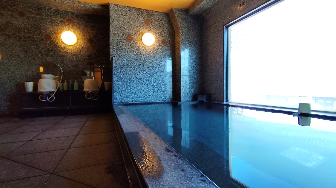 最上階の人工温泉大浴場（男性）【15:00～2:00/5:00～10:00】