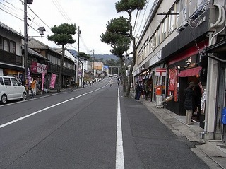 有名な大鳥居を通過したあとは、出雲大社へと続く『神門通り』です。散策されると実に面白いですっ☆