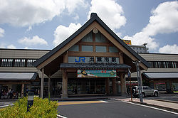 空港連絡バス・高速バスの発着点JR出雲市駅から下りのJRで小田駅下車徒歩４分でマリンタラソ出雲に到着